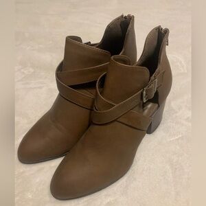 ☘️ Brown Ankle Boots with Heel by Charlotte Russe in size 9